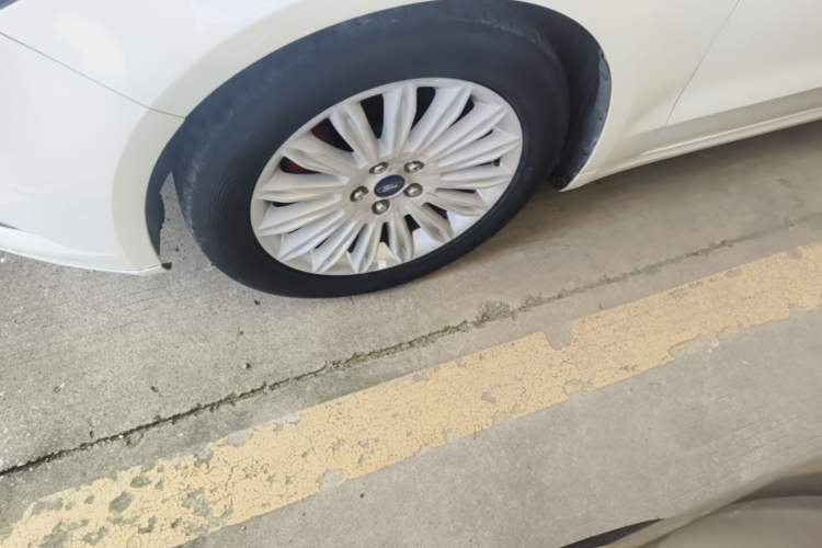 Used Ford Mondeo 2013 2.0L GTDi 200 Luxury Model Left Front Wheel Hub