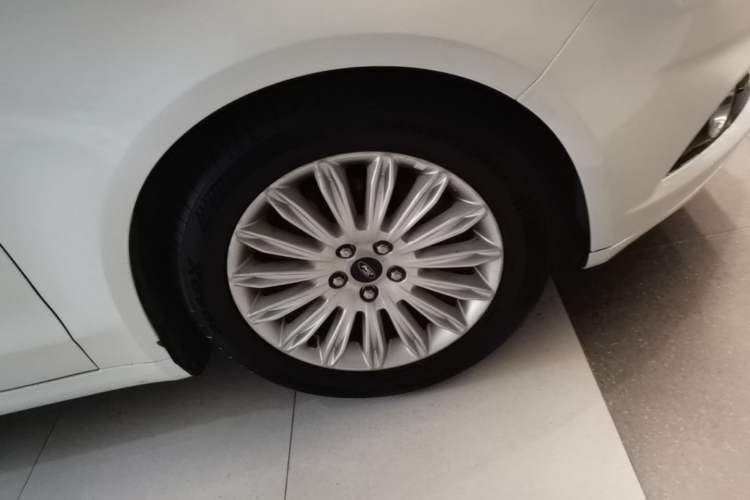 Used Ford Mondeo 2013 2.0L GTDi 200 Fashion Edition Left Front Wheel Hub