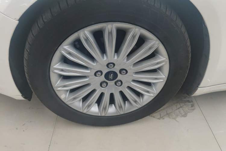 Used Ford Mondeo 2013 2.0L GTDi 200 Luxury Model Left Front Wheel Hub