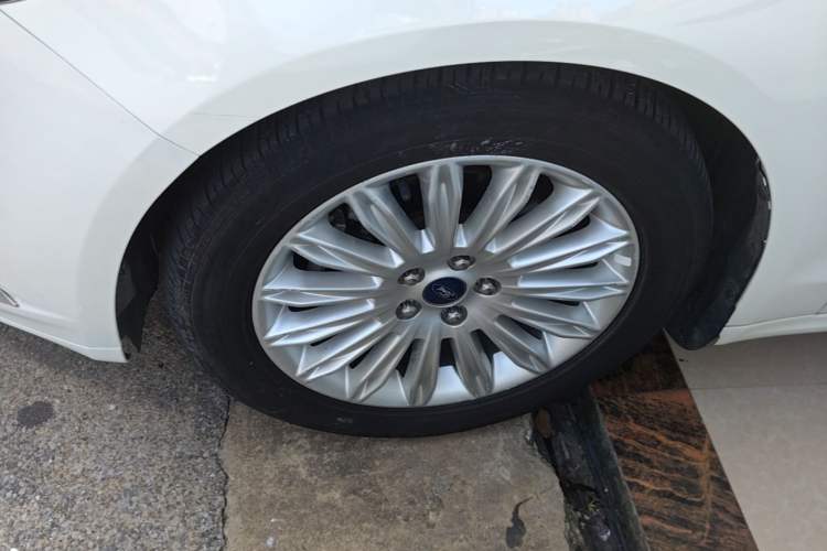 Used Ford Mondeo 2013 2.0L GTDi 200 Luxury Model Left Front Wheel Hub