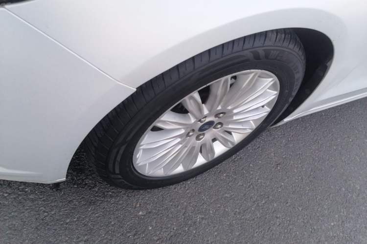 Used Ford Mondeo 2013 2.0L GTDi 200 Luxury Model Left Front Wheel Hub