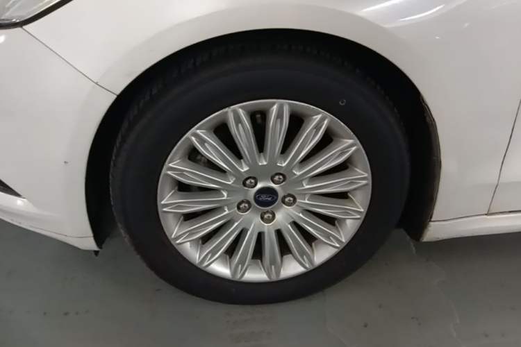 Used Ford Mondeo 2013 2.0L GTDi 200 Fashion Edition Left Front Wheel Hub