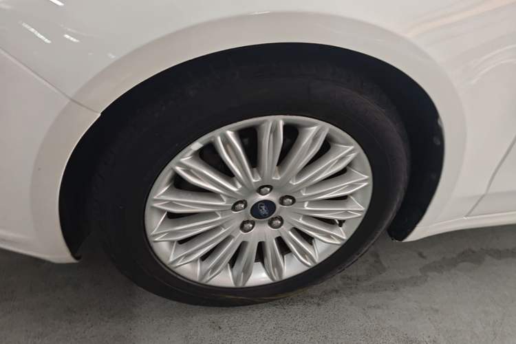 Used Ford Mondeo 2013 2.0L GTDi 200 Luxury Model Left Front Wheel Hub