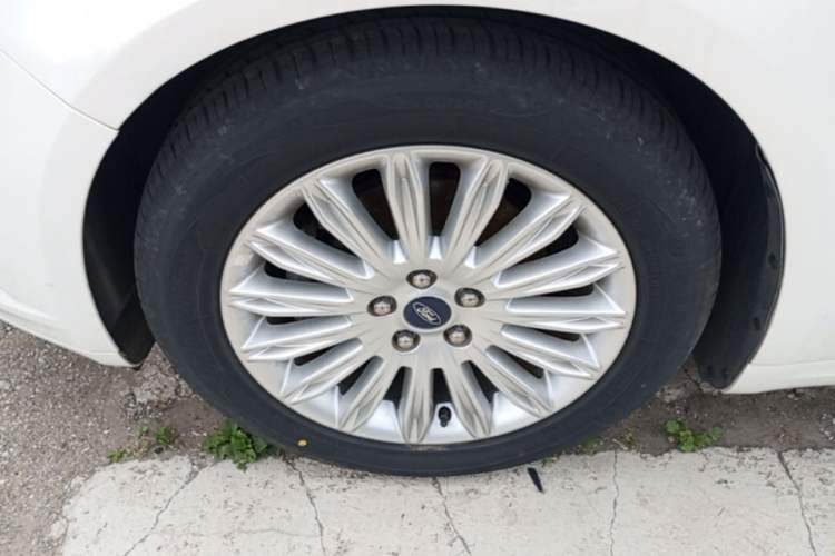 Used Ford Mondeo 2013 2.0L GTDi 200 Fashion Edition Left Front Wheel Hub