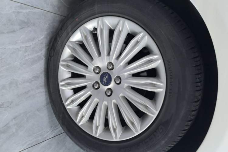 Used Ford Mondeo 2013 2.0L GTDi 200 Fashion Edition Left Front Wheel Hub