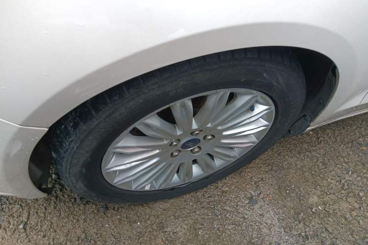 Used Ford Mondeo 2013 2.0L GTDi 200 Luxury Model Left Front Wheel Hub