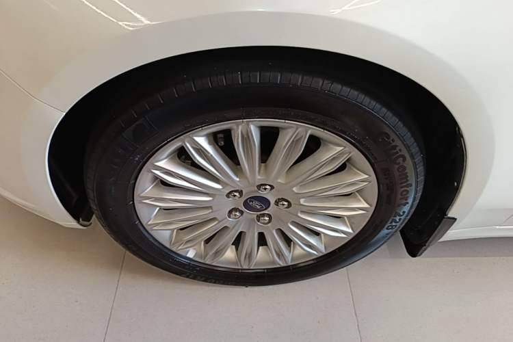 Used Ford Mondeo 2013 2.0L GTDi 200 Fashion Edition Left Front Wheel Hub