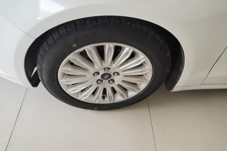 Used Ford Mondeo 2013 2.0L GTDi 200 Fashion Edition Left Front Wheel Hub