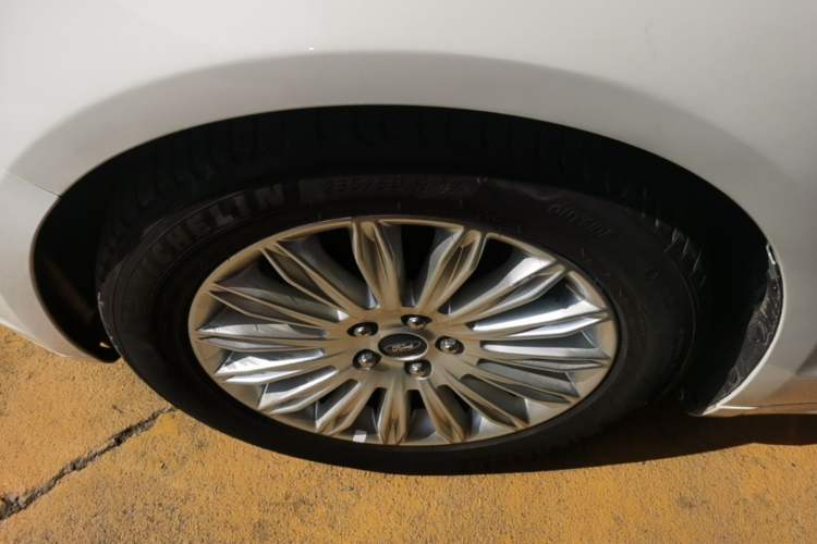 Used Ford Mondeo 2013 2.0L GTDi 200 Fashion Edition Left Front Wheel Hub