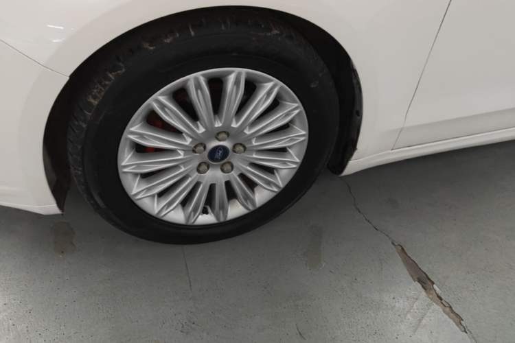 Used Ford Mondeo 2013 2.0L GTDi 200 Fashion Edition Left Front Wheel Hub
