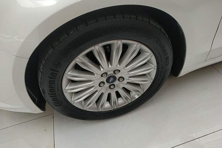 Used Ford Mondeo 2013 2.0L GTDi 200 Luxury Model Left Front Wheel Hub