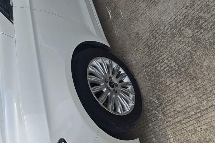 Used Ford Mondeo 2013 2.0L GTDi 200 Fashion Edition Left Front Wheel Hub