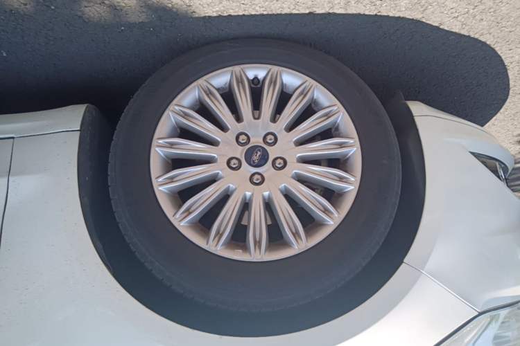 Used Ford Mondeo 2013 2.0L GTDi 200 Fashion Edition Left Front Wheel Hub