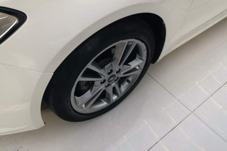 Used Ford Mondeo 2013 2.0L GTDi240 Luxury Sport Model Left Front Wheel Hub