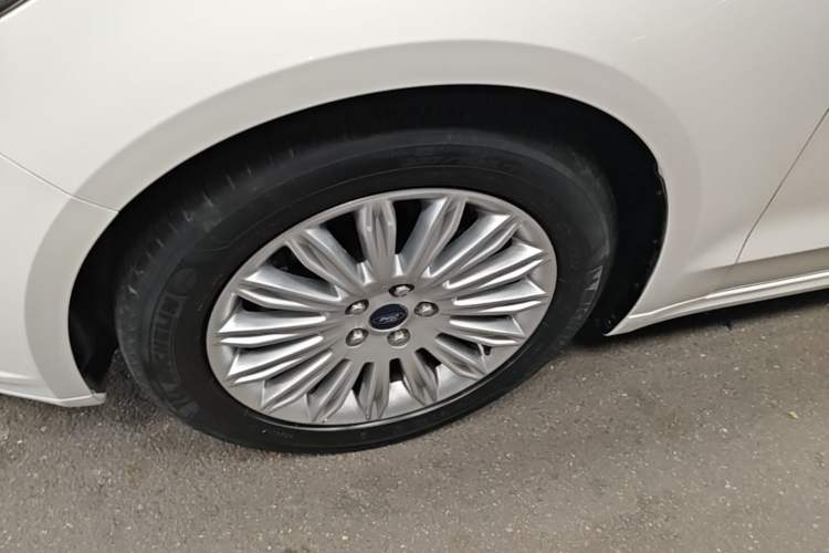 Used Ford Mondeo 2013 2.0L GTDi 200 Luxury Model Left Front Wheel Hub