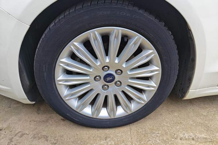 Used Ford Mondeo 2013 2.0L GTDi 200 Luxury Model Left Front Wheel Hub
