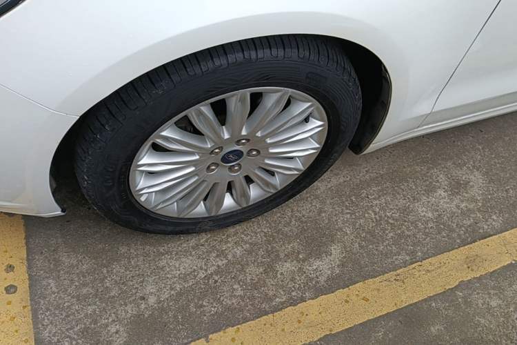 Used Ford Mondeo 2013 2.0L GTDi 200 Luxury Model Left Front Wheel Hub