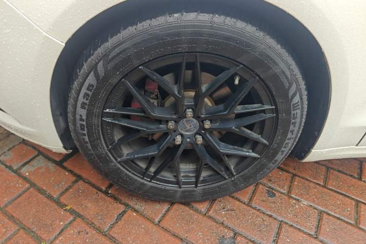 Used Ford Mondeo 2013 2.0L GTDi 200 Fashion Edition Left Front Wheel Hub