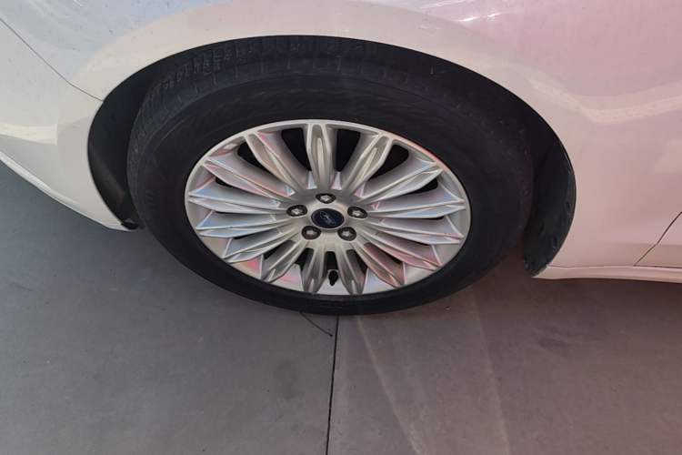 Used Ford Mondeo 2013 2.0L GTDi 200 Fashion Edition Left Front Wheel Hub