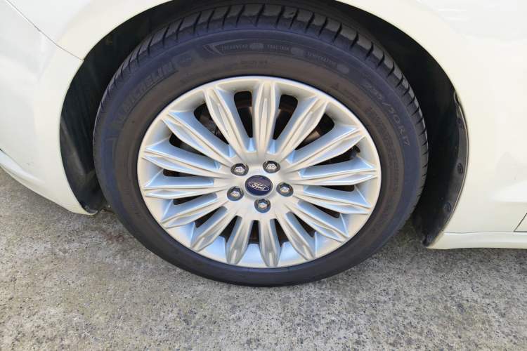 Used Ford Mondeo 2013 2.0L GTDi 200 Luxury Model Left Front Wheel Hub