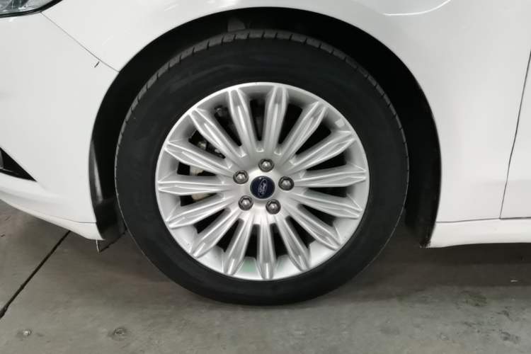 Used Ford Mondeo 2013 2.0L GTDi 200 Fashion Edition Left Front Wheel Hub