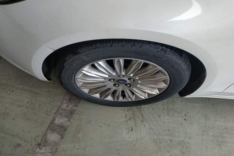 Used Ford Mondeo 2013 2.0L GTDi 200 Fashion Edition Left Front Wheel Hub