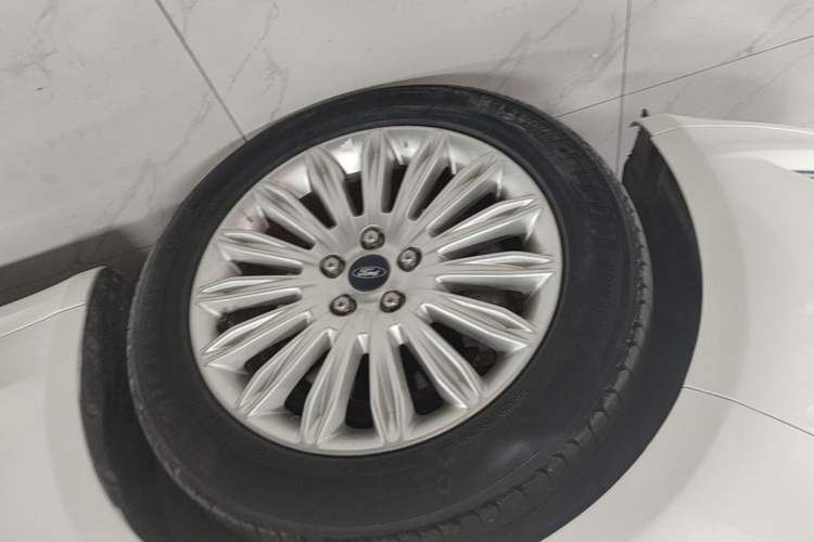 Used Ford Mondeo 2013 2.0L GTDi 200 Fashion Edition Left Front Wheel Hub