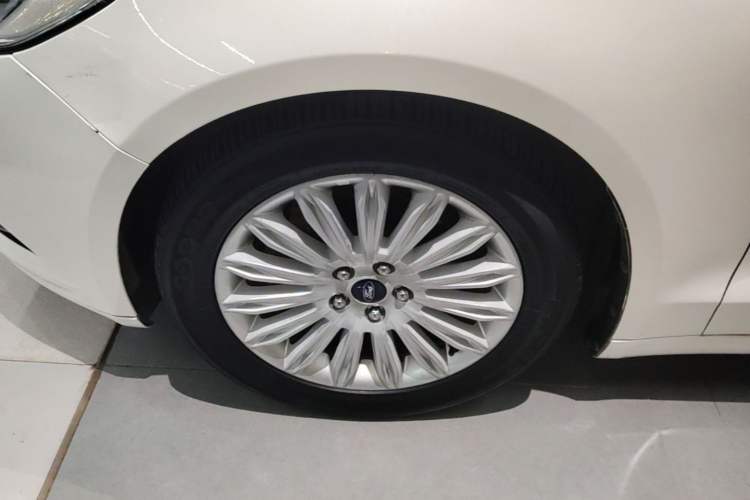 Used Ford Mondeo 2013 2.0L GTDi 200 Fashion Edition Left Front Wheel Hub