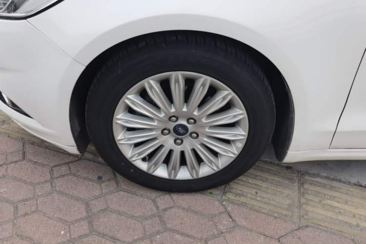 Used Ford Mondeo 2013 2.0L GTDi 200 Fashion Edition Left Front Wheel Hub