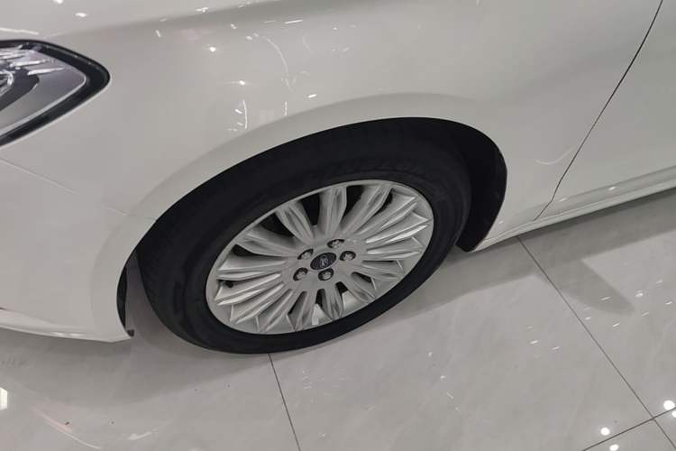 Used Ford Mondeo 2013 2.0L GTDi 200 Luxury Model Left Front Wheel Hub