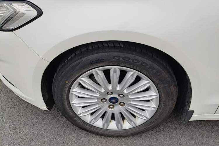 Used Ford Mondeo 2013 2.0L GTDi 200 Luxury Model Left Front Wheel Hub