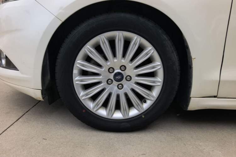 Used Ford Mondeo 2013 2.0L GTDi 200 Fashion Edition Left Front Wheel Hub