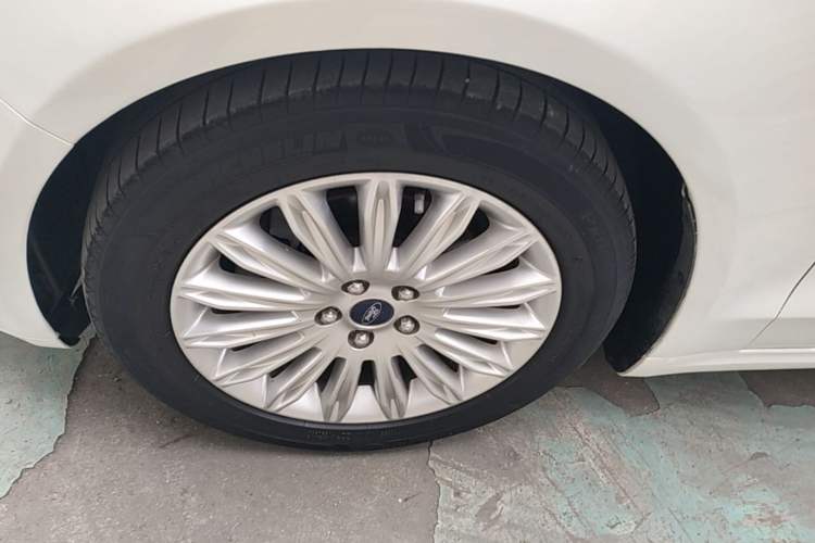 Used Ford Mondeo 2013 2.0L GTDi 200 Luxury Model Left Front Wheel Hub