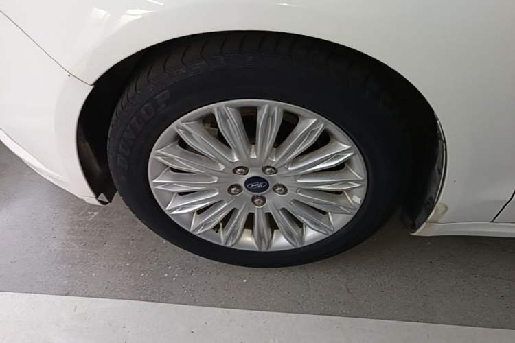 Used Ford Mondeo 2013 2.0L GTDi 200 Fashion Edition Left Front Wheel Hub