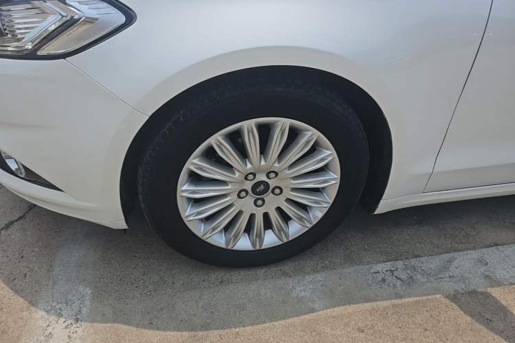 Used Ford Mondeo 2013 2.0L GTDi 200 Luxury Model Left Front Wheel Hub