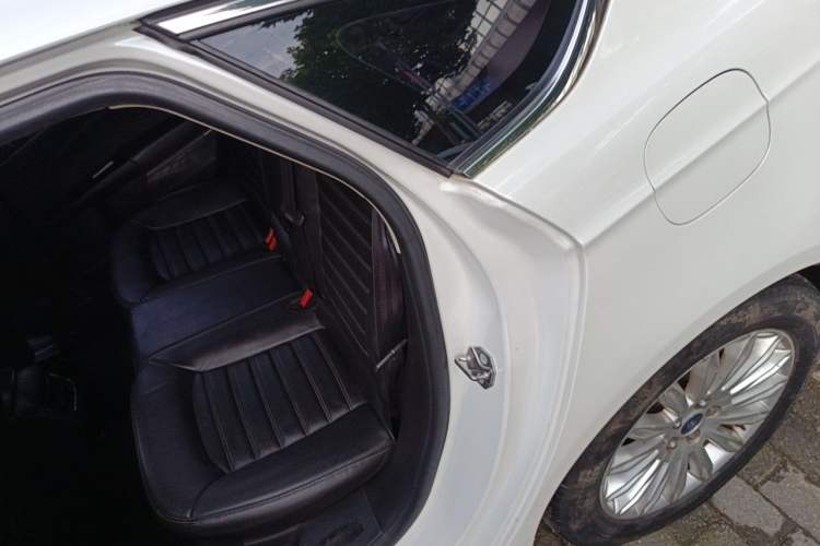 Used Ford Mondeo 2013 2.0L GTDi 200 Fashion Edition Left Rear Seat