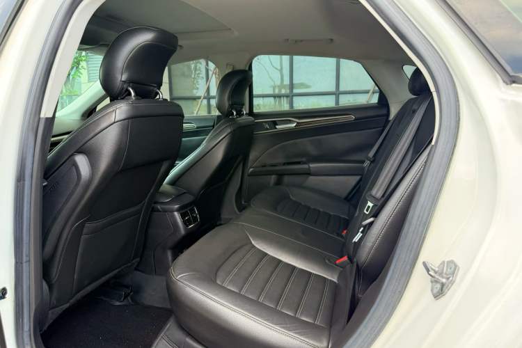 Used Ford Mondeo 2013 2.0L GTDi 200 Fashion Edition Left Rear Seat