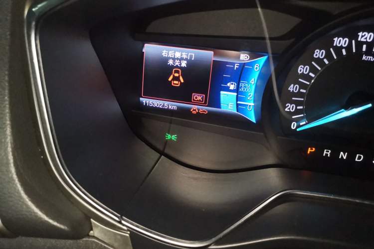 Used Ford Mondeo 2013 2.0L GTDi 200 Luxury Model Odometer Close Up