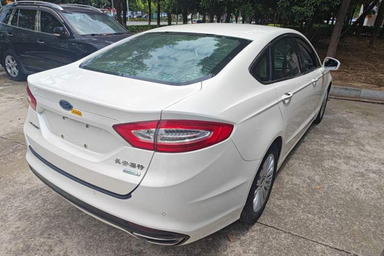 Used Ford Mondeo 2013 2.0L GTDi 200 Luxury Model Rear Right 45 Deg