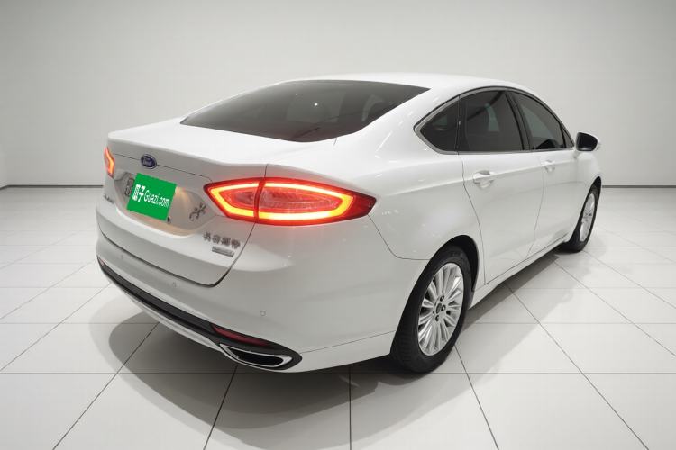 Used Ford Mondeo 2013 2.0L GTDi 200 Luxury Model Rear Right 45 Deg
