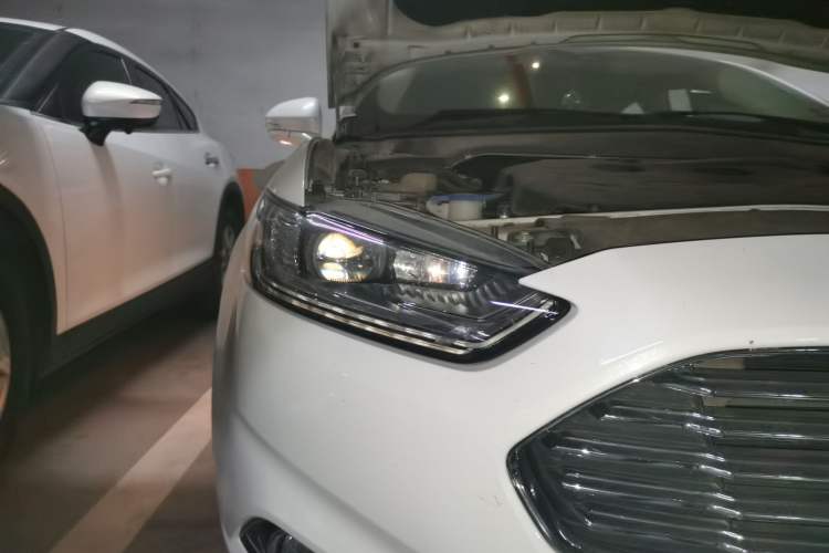 Used Ford Mondeo 2013 2.0L GTDi240 Luxury Sport Model Right Front Headlight