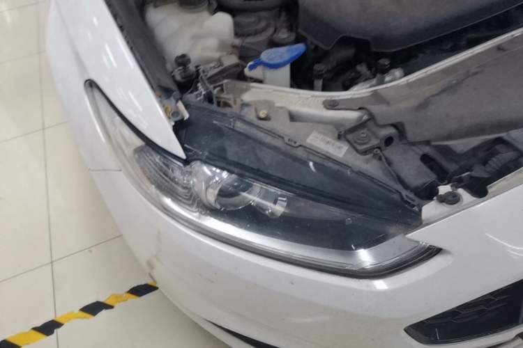 Used Ford Mondeo 2013 2.0L GTDi 200 Luxury Model Right Front Headlight