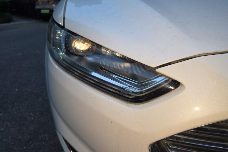 Used Ford Mondeo 2013 2.0L GTDi240 Luxury Sport Model Right Front Headlight