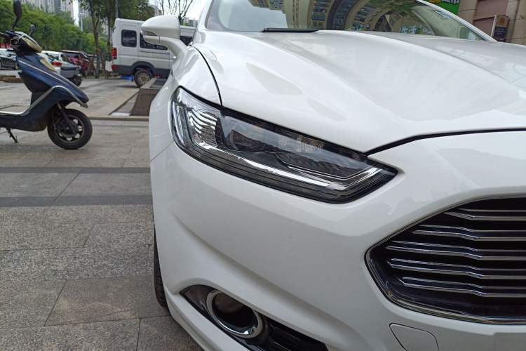 Used Ford Mondeo 2013 2.0L GTDi 200 Luxury Model Right Front Headlight