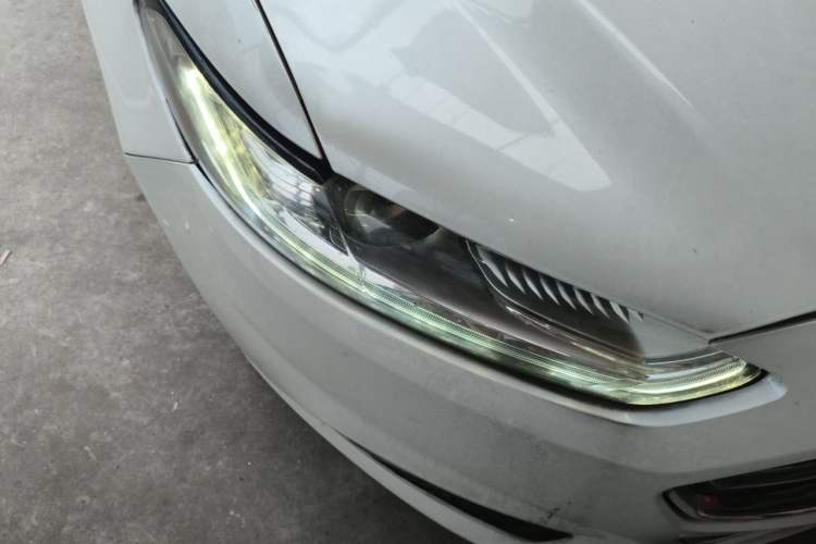 Used Ford Mondeo 2013 2.0L GTDi 200 Luxury Model Right Front Headlight