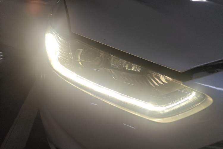 Used Ford Mondeo 2013 2.0L GTDi240 Luxury Sport Model Right Front Headlight