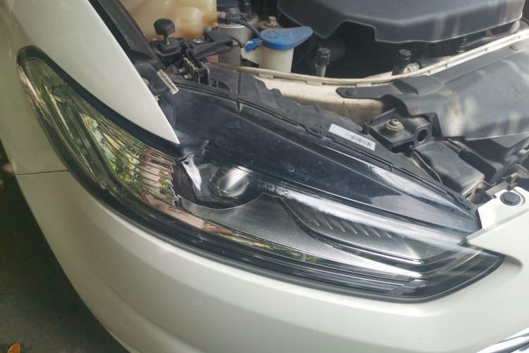 Used Ford Mondeo 2013 2.0L GTDi 200 Luxury Model Right Front Headlight