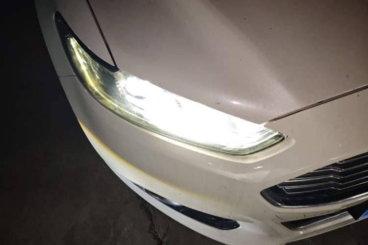 Used Ford Mondeo 2013 2.0L GTDi240 Luxury Sport Model Right Front Headlight