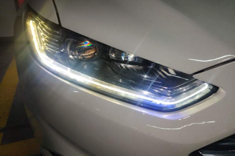 Used Ford Mondeo 2013 2.0L GTDi 200 Luxury Model Right Front Headlight