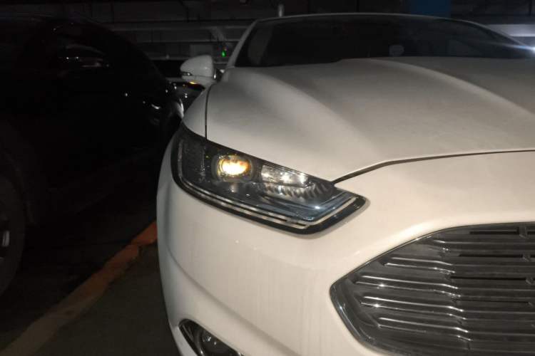 Used Ford Mondeo 2013 2.0L GTDi 200 Luxury Model Right Front Headlight